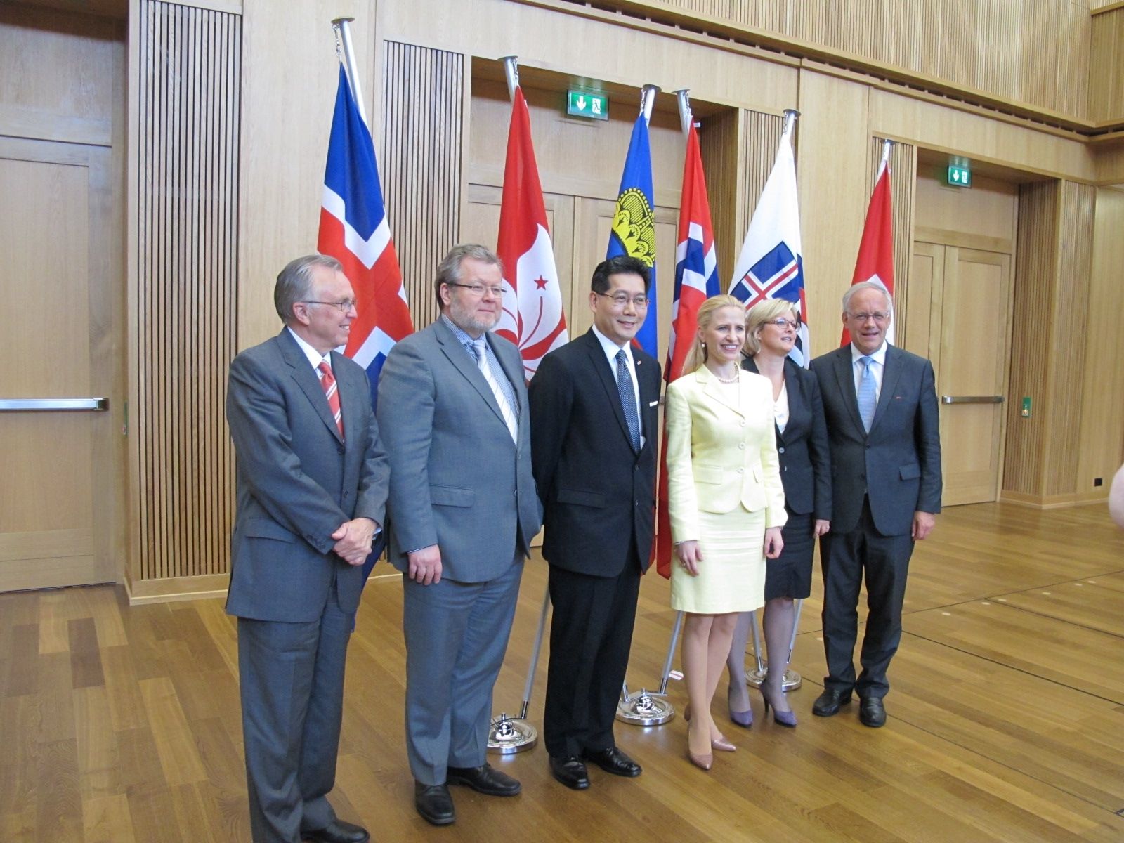 Group photo of Mr So and other signatories, including Minister for Foreign Affairs and External Trade of Iceland, Mr Ossur Skarphedinsson (second left); Minister of Foreign Affairs of Liechtenstein, Dr Aurelia Frick (third right); State Secretary of the Ministry of Trade and Industry of Norway, Ms Rikke Lind (second right); and Federal Councillor and Head of the Federal Department of Economic Affairs of Switzerland, Mr Johann N Schneider-Ammann (right). 